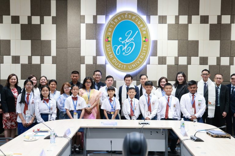ดร. ถนอม อินทรกำเนิด นายกสภามหาวิทยาลัยสวนดุสิตเป็นประธานกล่าวเปิดงานศูนย์ประสานงานนักศึกษานานาชาติ คณะมนุษยศาสตร์และสังคมศาสตร์ จัดกิจกรรมปฐมนิเทศให้แก่ ผู้บริหาร ครู และนักเรียนจาก Pitambara English School สาธารณรัฐอินเดีย ตามโครงการแลกเปลี่ยนเรียนรู้ข้ามวัฒนธรรม เมื่อวันที่ 28 สิงหาคม 2568 