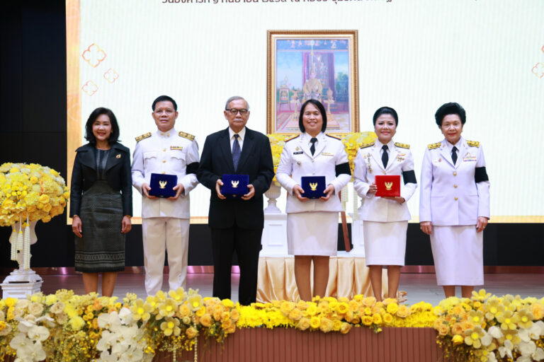 กรรมการสภามหาวิทยาลัยเข้าร่วมพิธีรับพระราชทานเครื่องราชอิสริยาภรณ์ ชั้นสายสะพาย ประจำปี 2568 เบื้องหน้าพระบรมฉายาลักษณ์พระบาทสมเด็จพระเจ้าอยู่หัว เมื่อวันที่ 1 กันยายน 2569 
